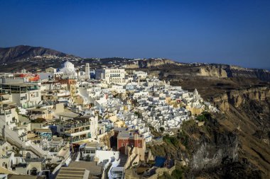 Santorini - resmi adıyla Thira ve klasik Yunan Thera, güney Ege Denizi 'nde Yunan anakarasından yaklaşık 200 km (120 m) güneydoğuda yer alan bir adadır..