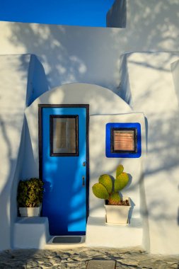 Santorini - resmi adıyla Thira ve klasik Yunan Thera, güney Ege Denizi 'nde Yunan anakarasından yaklaşık 200 km (120 m) güneydoğuda yer alan bir adadır..