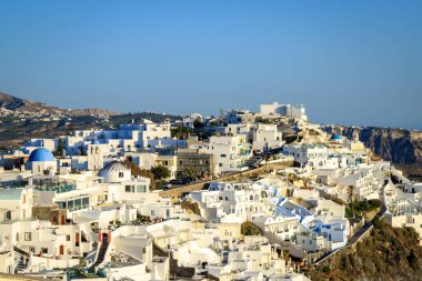 Santorini - resmi adıyla Thira ve klasik Yunan Thera, güney Ege Denizi 'nde Yunan anakarasından yaklaşık 200 km (120 m) güneydoğuda yer alan bir adadır..