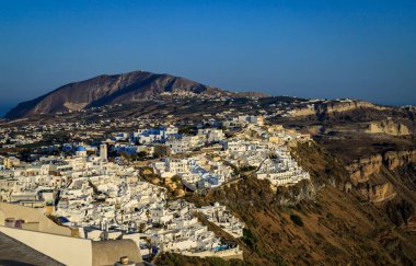 Santorini - resmi adıyla Thira ve klasik Yunan Thera, güney Ege Denizi 'nde Yunan anakarasından yaklaşık 200 km (120 m) güneydoğuda yer alan bir adadır..