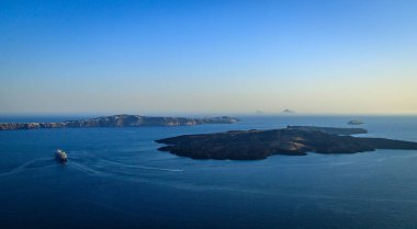 Santorini - resmi adıyla Thira ve klasik Yunan Thera, güney Ege Denizi 'nde Yunan anakarasından yaklaşık 200 km (120 m) güneydoğuda yer alan bir adadır..