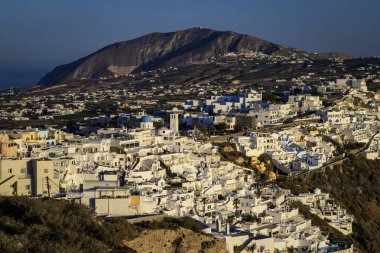 Santorini - resmi adıyla Thira ve klasik Yunan Thera, güney Ege Denizi 'nde Yunan anakarasından yaklaşık 200 km (120 m) güneydoğuda yer alan bir adadır..