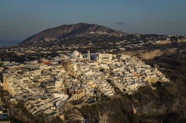 Santorini - resmi adıyla Thira ve klasik Yunan Thera, güney Ege Denizi 'nde Yunan anakarasından yaklaşık 200 km (120 m) güneydoğuda yer alan bir adadır..