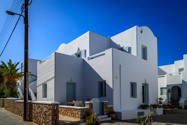 Santorini - resmi adıyla Thira ve klasik Yunan Thera, güney Ege Denizi 'nde Yunan anakarasından yaklaşık 200 km (120 m) güneydoğuda yer alan bir adadır..