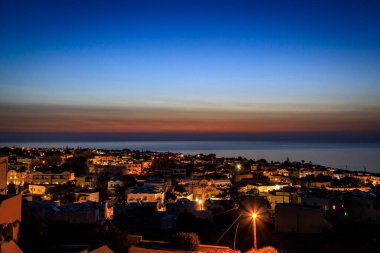 Santorini - resmi adıyla Thira ve klasik Yunan Thera, güney Ege Denizi 'nde Yunan anakarasından yaklaşık 200 km (120 m) güneydoğuda yer alan bir adadır..