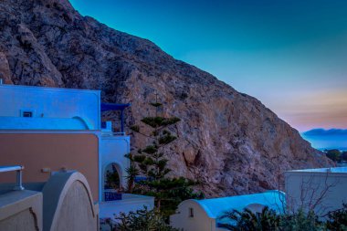 Santorini - resmi adıyla Thira ve klasik Yunan Thera, güney Ege Denizi 'nde Yunan anakarasından yaklaşık 200 km (120 m) güneydoğuda yer alan bir adadır..