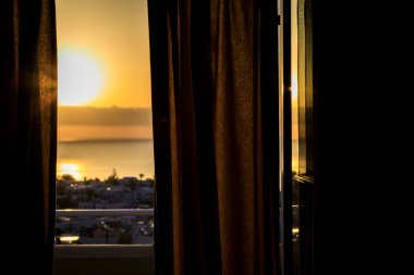 Santorini - resmi adıyla Thira ve klasik Yunan Thera, güney Ege Denizi 'nde Yunan anakarasından yaklaşık 200 km (120 m) güneydoğuda yer alan bir adadır..