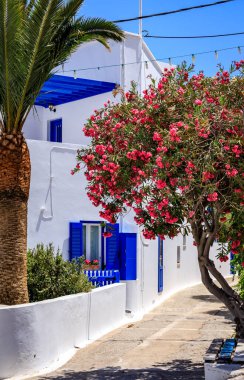 Santorini - resmi adıyla Thira ve klasik Yunan Thera, güney Ege Denizi 'nde Yunan anakarasından yaklaşık 200 km (120 m) güneydoğuda yer alan bir adadır..