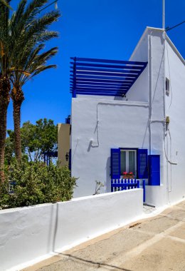 Santorini - resmi adıyla Thira ve klasik Yunan Thera, güney Ege Denizi 'nde Yunan anakarasından yaklaşık 200 km (120 m) güneydoğuda yer alan bir adadır..