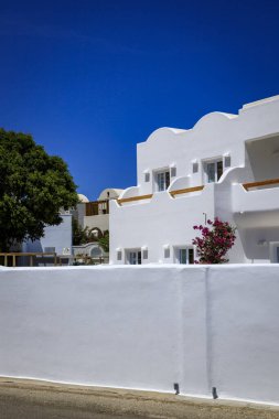 Santorini - resmi adıyla Thira ve klasik Yunan Thera, güney Ege Denizi 'nde Yunan anakarasından yaklaşık 200 km (120 m) güneydoğuda yer alan bir adadır..