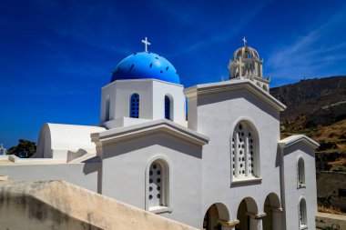 Santorini - resmi adıyla Thira ve klasik Yunan Thera, güney Ege Denizi 'nde Yunan anakarasından yaklaşık 200 km (120 m) güneydoğuda yer alan bir adadır..