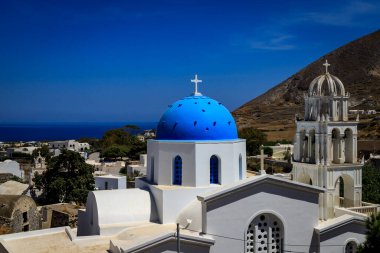 Santorini - resmi adıyla Thira ve klasik Yunan Thera, güney Ege Denizi 'nde Yunan anakarasından yaklaşık 200 km (120 m) güneydoğuda yer alan bir adadır..