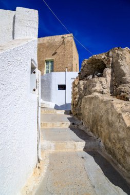 Santorini - resmi adıyla Thira ve klasik Yunan Thera, güney Ege Denizi 'nde Yunan anakarasından yaklaşık 200 km (120 m) güneydoğuda yer alan bir adadır..
