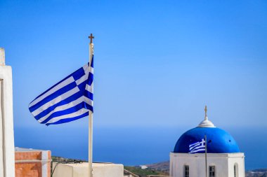 Santorini - resmi adıyla Thira ve klasik Yunan Thera, güney Ege Denizi 'nde Yunan anakarasından yaklaşık 200 km (120 m) güneydoğuda yer alan bir adadır..