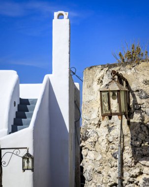Santorini - resmi adıyla Thira ve klasik Yunan Thera, güney Ege Denizi 'nde Yunan anakarasından yaklaşık 200 km (120 m) güneydoğuda yer alan bir adadır..