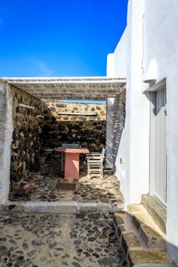 Santorini - resmi adıyla Thira ve klasik Yunan Thera, güney Ege Denizi 'nde Yunan anakarasından yaklaşık 200 km (120 m) güneydoğuda yer alan bir adadır..