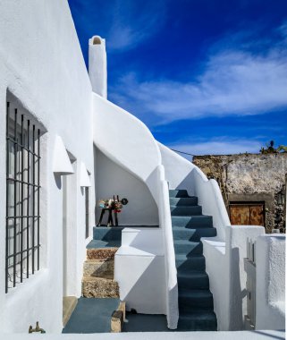 Santorini - resmi adıyla Thira ve klasik Yunan Thera, güney Ege Denizi 'nde Yunan anakarasından yaklaşık 200 km (120 m) güneydoğuda yer alan bir adadır..