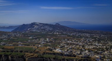 Santorini - resmi adıyla Thira ve klasik Yunan Thera, güney Ege Denizi 'nde Yunan anakarasından yaklaşık 200 km (120 m) güneydoğuda yer alan bir adadır..