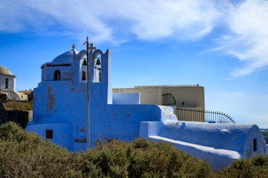 Santorini - resmi adıyla Thira ve klasik Yunan Thera, güney Ege Denizi 'nde Yunan anakarasından yaklaşık 200 km (120 m) güneydoğuda yer alan bir adadır..