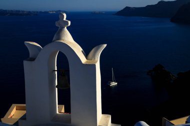 Santorini - resmi adıyla Thira ve klasik Yunan Thera, güney Ege Denizi 'nde Yunan anakarasından yaklaşık 200 km (120 m) güneydoğuda yer alan bir adadır..