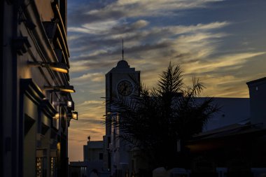 Santorini - resmi adıyla Thira ve klasik Yunan Thera, güney Ege Denizi 'nde Yunan anakarasından yaklaşık 200 km (120 m) güneydoğuda yer alan bir adadır..
