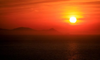 Santorini - resmi adıyla Thira ve klasik Yunan Thera, güney Ege Denizi 'nde Yunan anakarasından yaklaşık 200 km (120 m) güneydoğuda yer alan bir adadır..