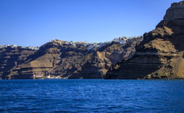 Santorini - resmi adıyla Thira ve klasik Yunan Thera, güney Ege Denizi 'nde Yunan anakarasından yaklaşık 200 km (120 m) güneydoğuda yer alan bir adadır..