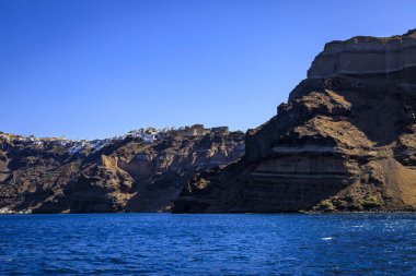 Santorini - resmi adıyla Thira ve klasik Yunan Thera, güney Ege Denizi 'nde Yunan anakarasından yaklaşık 200 km (120 m) güneydoğuda yer alan bir adadır..