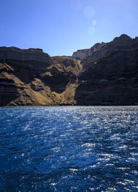 Santorini - resmi adıyla Thira ve klasik Yunan Thera, güney Ege Denizi 'nde Yunan anakarasından yaklaşık 200 km (120 m) güneydoğuda yer alan bir adadır..