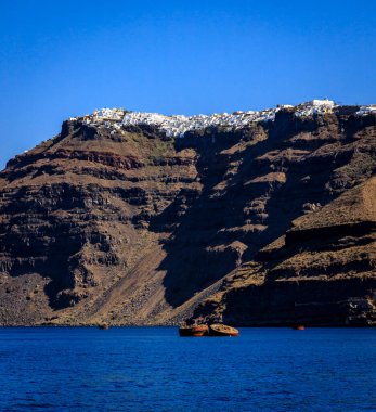 Santorini - resmi adıyla Thira ve klasik Yunan Thera, güney Ege Denizi 'nde Yunan anakarasından yaklaşık 200 km (120 m) güneydoğuda yer alan bir adadır..