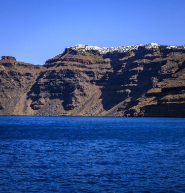 Santorini - resmi adıyla Thira ve klasik Yunan Thera, güney Ege Denizi 'nde Yunan anakarasından yaklaşık 200 km (120 m) güneydoğuda yer alan bir adadır..