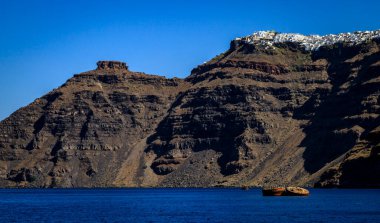 Santorini - resmi adıyla Thira ve klasik Yunan Thera, güney Ege Denizi 'nde Yunan anakarasından yaklaşık 200 km (120 m) güneydoğuda yer alan bir adadır..