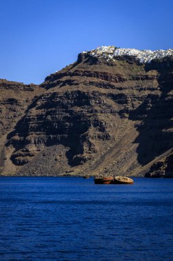 Santorini - resmi adıyla Thira ve klasik Yunan Thera, güney Ege Denizi 'nde Yunan anakarasından yaklaşık 200 km (120 m) güneydoğuda yer alan bir adadır..