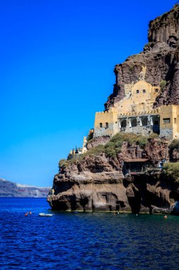Santorini - resmi adıyla Thira ve klasik Yunan Thera, güney Ege Denizi 'nde Yunan anakarasından yaklaşık 200 km (120 m) güneydoğuda yer alan bir adadır..