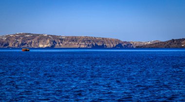 Santorini - resmi adıyla Thira ve klasik Yunan Thera, güney Ege Denizi 'nde Yunan anakarasından yaklaşık 200 km (120 m) güneydoğuda yer alan bir adadır..
