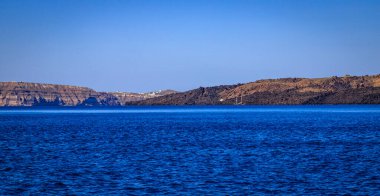 Santorini - resmi adıyla Thira ve klasik Yunan Thera, güney Ege Denizi 'nde Yunan anakarasından yaklaşık 200 km (120 m) güneydoğuda yer alan bir adadır..