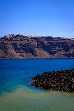 Santorini - resmi adıyla Thira ve klasik Yunan Thera, güney Ege Denizi 'nde Yunan anakarasından yaklaşık 200 km (120 m) güneydoğuda yer alan bir adadır..