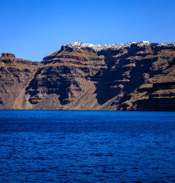 Santorini - resmi adıyla Thira ve klasik Yunan Thera, güney Ege Denizi 'nde Yunan anakarasından yaklaşık 200 km (120 m) güneydoğuda yer alan bir adadır..