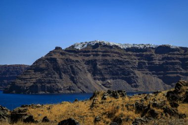 Santorini - resmi adıyla Thira ve klasik Yunan Thera, güney Ege Denizi 'nde Yunan anakarasından yaklaşık 200 km (120 m) güneydoğuda yer alan bir adadır..