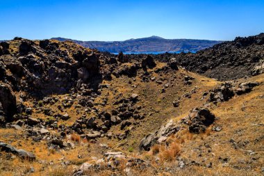 Santorini - resmi adıyla Thira ve klasik Yunan Thera, güney Ege Denizi 'nde Yunan anakarasından yaklaşık 200 km (120 m) güneydoğuda yer alan bir adadır..
