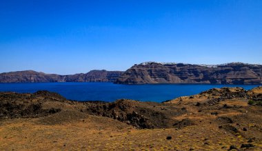 Santorini - resmi adıyla Thira ve klasik Yunan Thera, güney Ege Denizi 'nde Yunan anakarasından yaklaşık 200 km (120 m) güneydoğuda yer alan bir adadır..