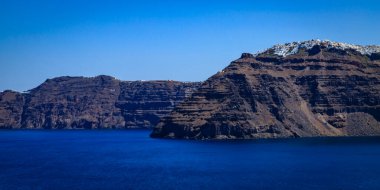 Santorini - resmi adıyla Thira ve klasik Yunan Thera, güney Ege Denizi 'nde Yunan anakarasından yaklaşık 200 km (120 m) güneydoğuda yer alan bir adadır..