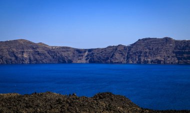 Santorini - resmi adıyla Thira ve klasik Yunan Thera, güney Ege Denizi 'nde Yunan anakarasından yaklaşık 200 km (120 m) güneydoğuda yer alan bir adadır..