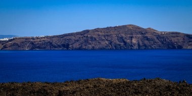 Santorini - resmi adıyla Thira ve klasik Yunan Thera, güney Ege Denizi 'nde Yunan anakarasından yaklaşık 200 km (120 m) güneydoğuda yer alan bir adadır..