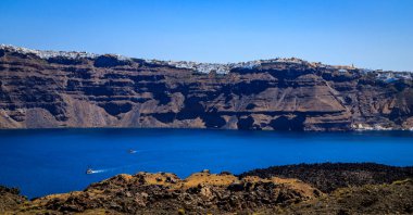 Santorini - resmi adıyla Thira ve klasik Yunan Thera, güney Ege Denizi 'nde Yunan anakarasından yaklaşık 200 km (120 m) güneydoğuda yer alan bir adadır..
