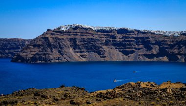 Santorini - resmi adıyla Thira ve klasik Yunan Thera, güney Ege Denizi 'nde Yunan anakarasından yaklaşık 200 km (120 m) güneydoğuda yer alan bir adadır..