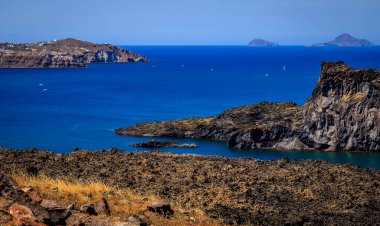 Santorini - resmi adıyla Thira ve klasik Yunan Thera, güney Ege Denizi 'nde Yunan anakarasından yaklaşık 200 km (120 m) güneydoğuda yer alan bir adadır..