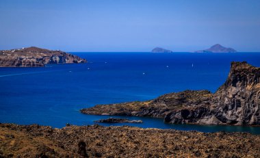 Santorini - resmi adıyla Thira ve klasik Yunan Thera, güney Ege Denizi 'nde Yunan anakarasından yaklaşık 200 km (120 m) güneydoğuda yer alan bir adadır..