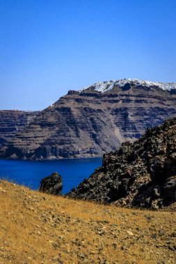 Santorini - resmi adıyla Thira ve klasik Yunan Thera, güney Ege Denizi 'nde Yunan anakarasından yaklaşık 200 km (120 m) güneydoğuda yer alan bir adadır..