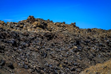 Santorini - resmi adıyla Thira ve klasik Yunan Thera, güney Ege Denizi 'nde Yunan anakarasından yaklaşık 200 km (120 m) güneydoğuda yer alan bir adadır..